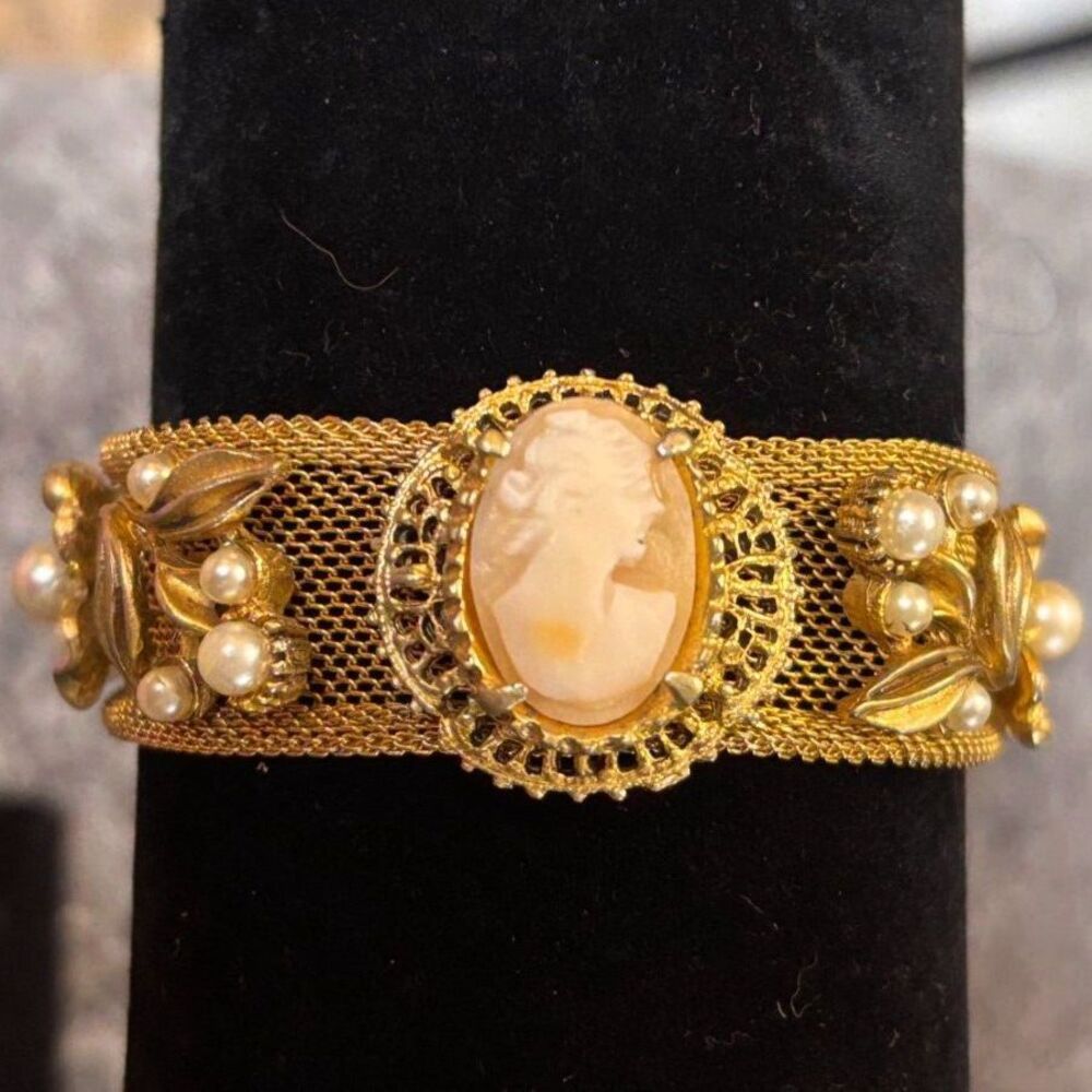 VTG Florenza Cameo Faux Pearl Mesh Bracelet